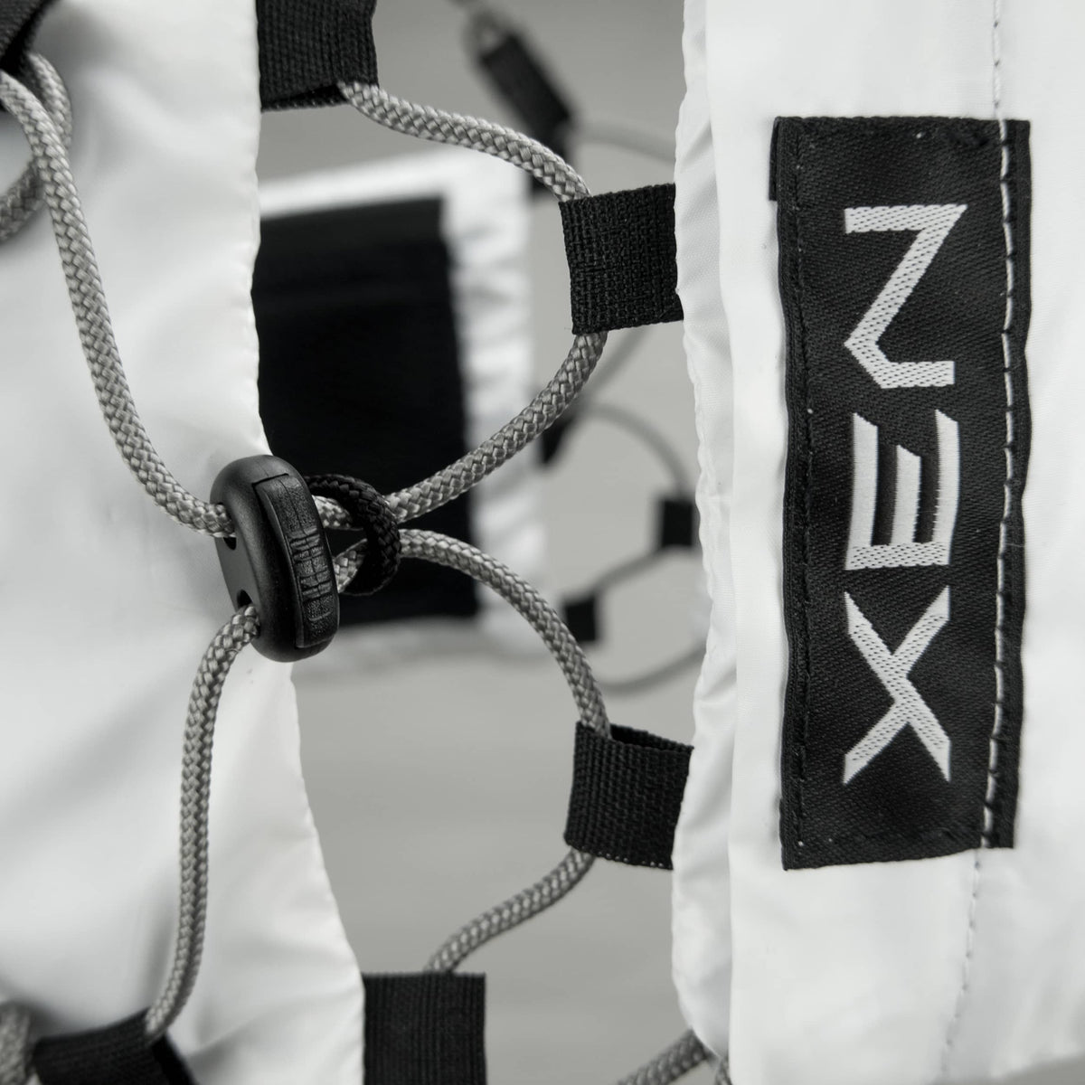 TravelBelt ホワイトの側面にある XEN のラベルとコードロック