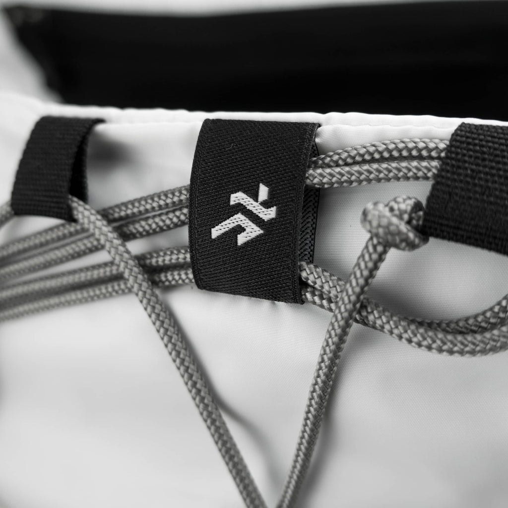 TravelBelt ホワイトの外側のドローコードと XEN のロゴタブ