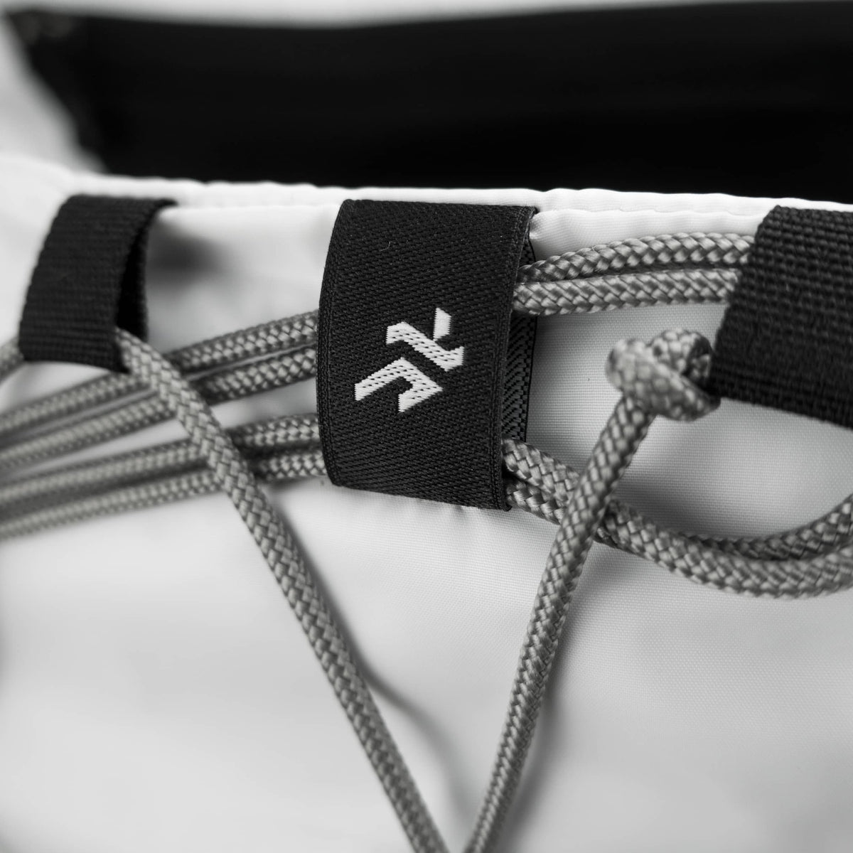 TravelBelt ホワイトの外側のドローコードと XEN のロゴタブ